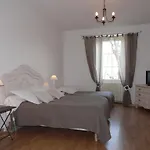 Le Globe Hotel